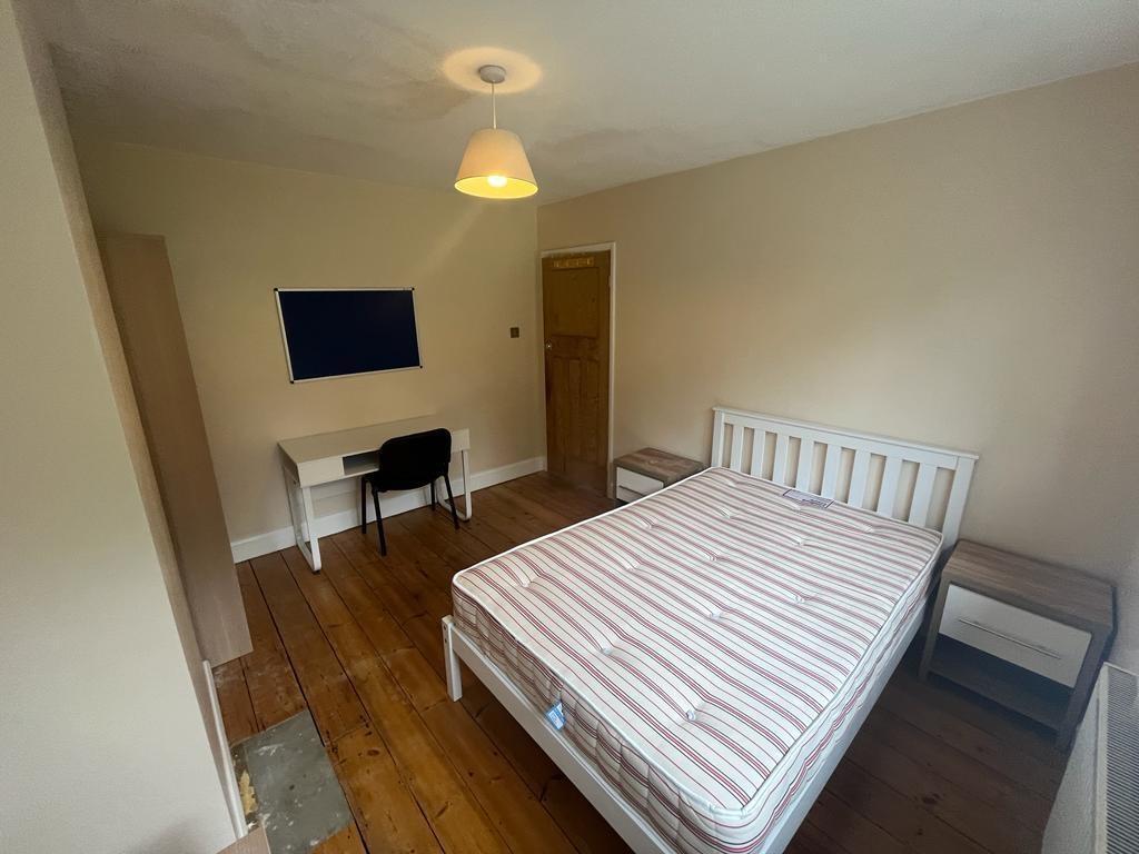 Bright, simply furnished double bedroom with wo...