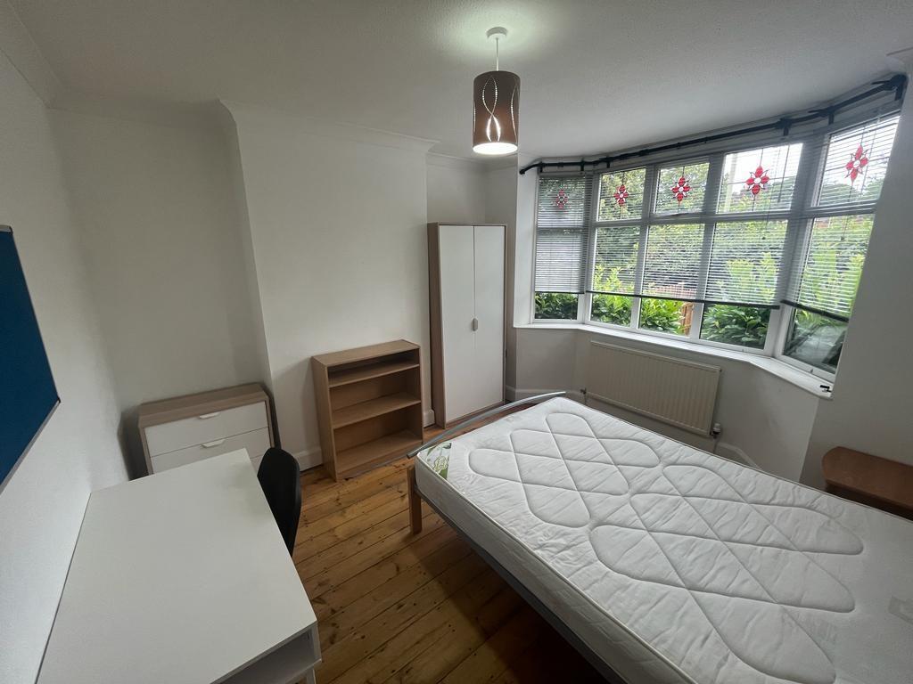 Bright, tidy bedroom with a comfortable single ...