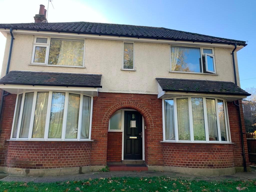 Attractive two-storey detached house with bay w...
