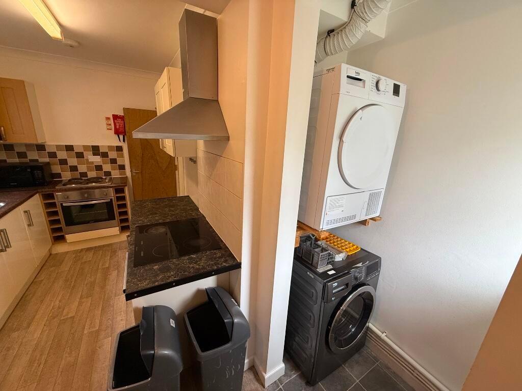 Well-equipped kitchen with integrated oven, ele...