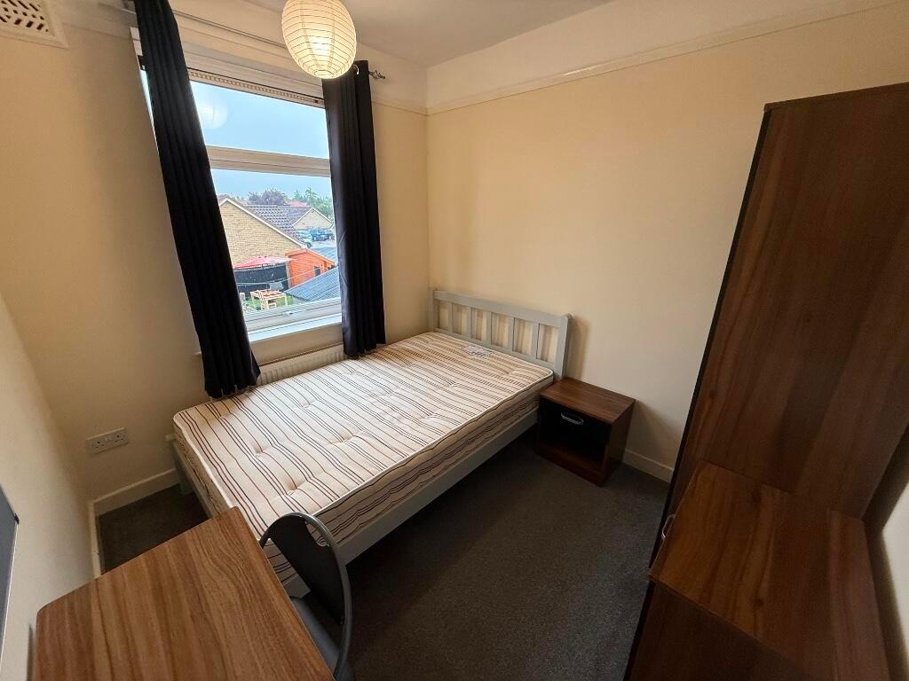 Bright, neatly presented single bedroom with a ...