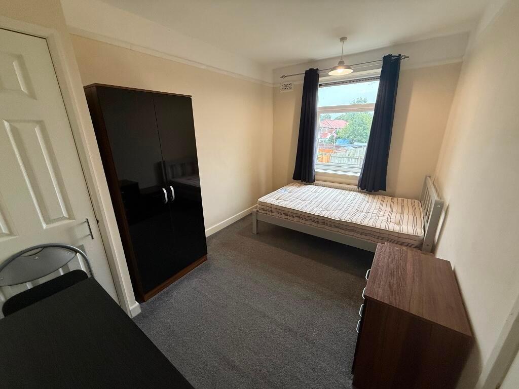 Bright, tidy single bedroom with a large window...