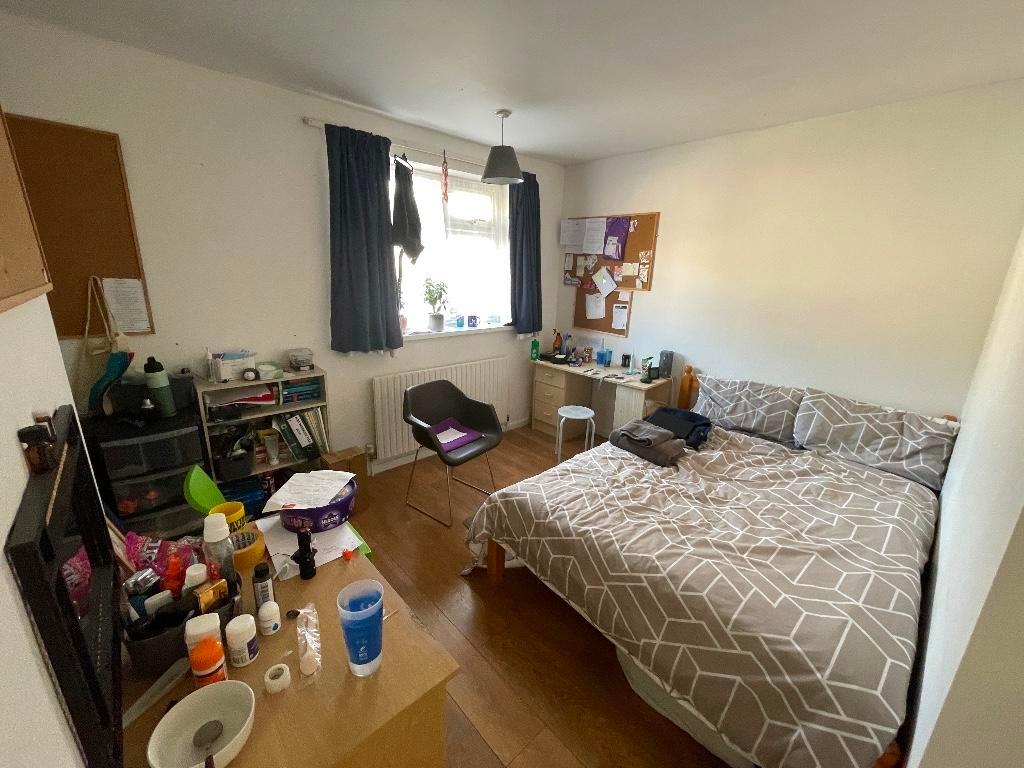 Bright, well-laid-out double bedroom with a com...