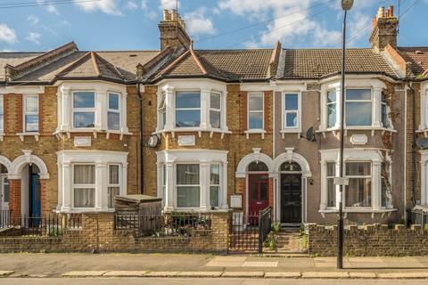 3 bedroom flat to rent, Albacore Crescent, London SE13