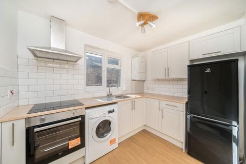 3 bedroom flat to rent, Albacore Crescent, London SE13