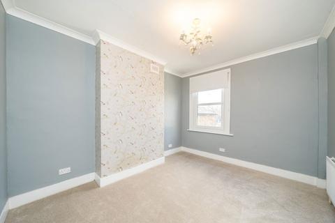 3 bedroom flat to rent, Albacore Crescent, London SE13