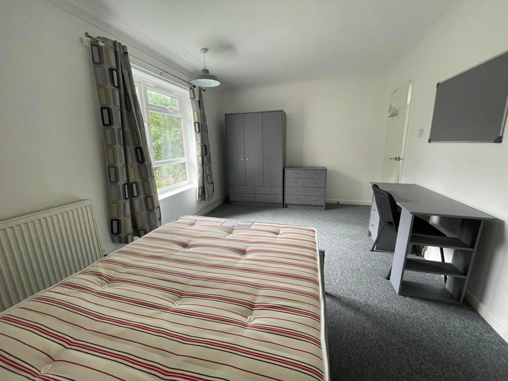 Bright, well-presented double bedroom with a la...