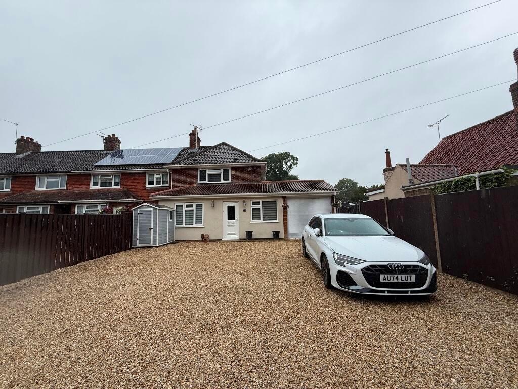 Well-presented terraced house with a large grav...