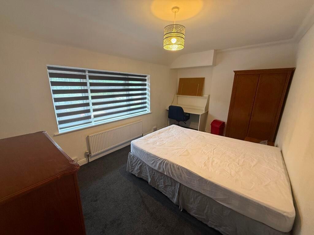 Bright, well-kept double bedroom with a large w...