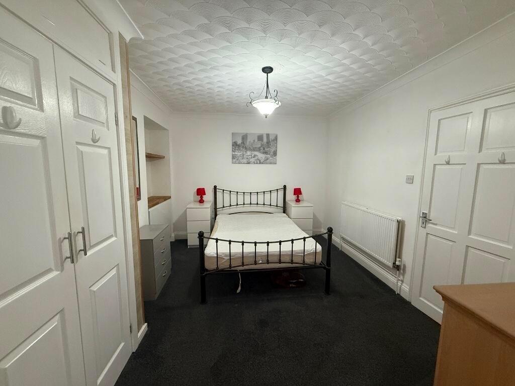 Bright, neatly presented double bedroom with a ...