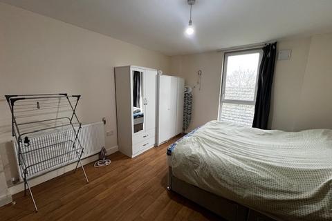 1 bedroom in a house share to rent, Browning Way, Hounslow TW5