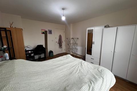 1 bedroom in a house share to rent, Browning Way, Hounslow TW5