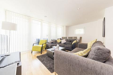 3 bedroom flat to rent - Seager Place, London SE8