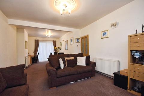 4 bedroom semi-detached house for sale, Strathmore Gardens, HORNCHURCH