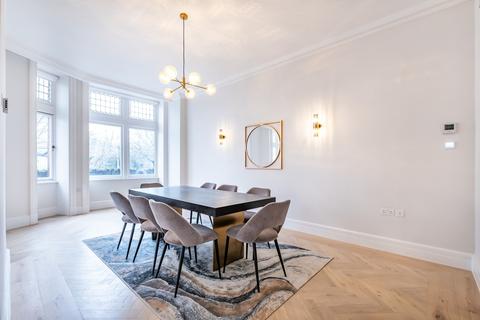 4 bedroom flat to rent, Kensington Road London W8