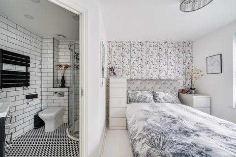 2 bedroom flat for sale, Enders Close, Enfield