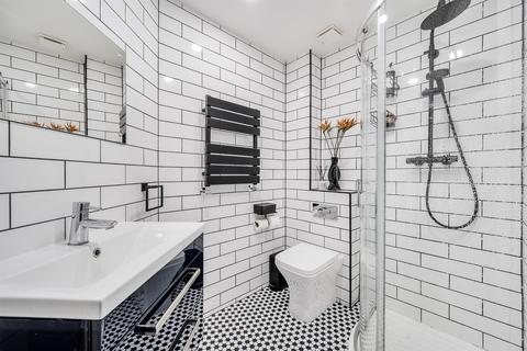 2 bedroom flat for sale, Enders Close, Enfield