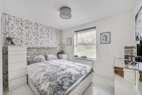 2 bedroom flat for sale, Enders Close, Enfield