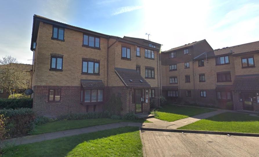 A well-presented studio apartment available to re