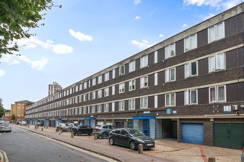 3 bedroom flat for sale, Laxley Close, London