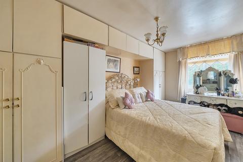3 bedroom flat for sale, Laxley Close, London