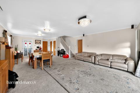 6 bedroom detached house for sale, Hereford Road, Feltham