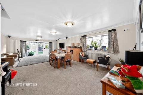 6 bedroom detached house for sale, Hereford Road, Feltham