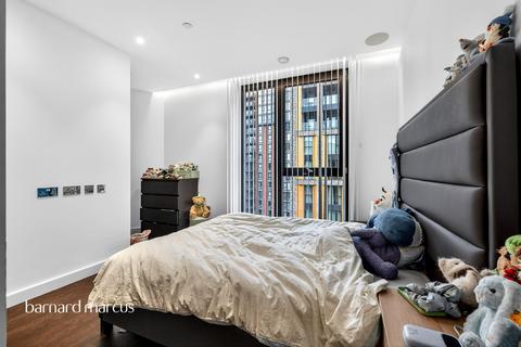 2 bedroom flat for sale, Charles Clowes Walk, LONDON