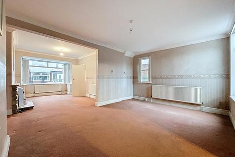 3 bedroom semi-detached house for sale, Desmond Avenue, Hornsea