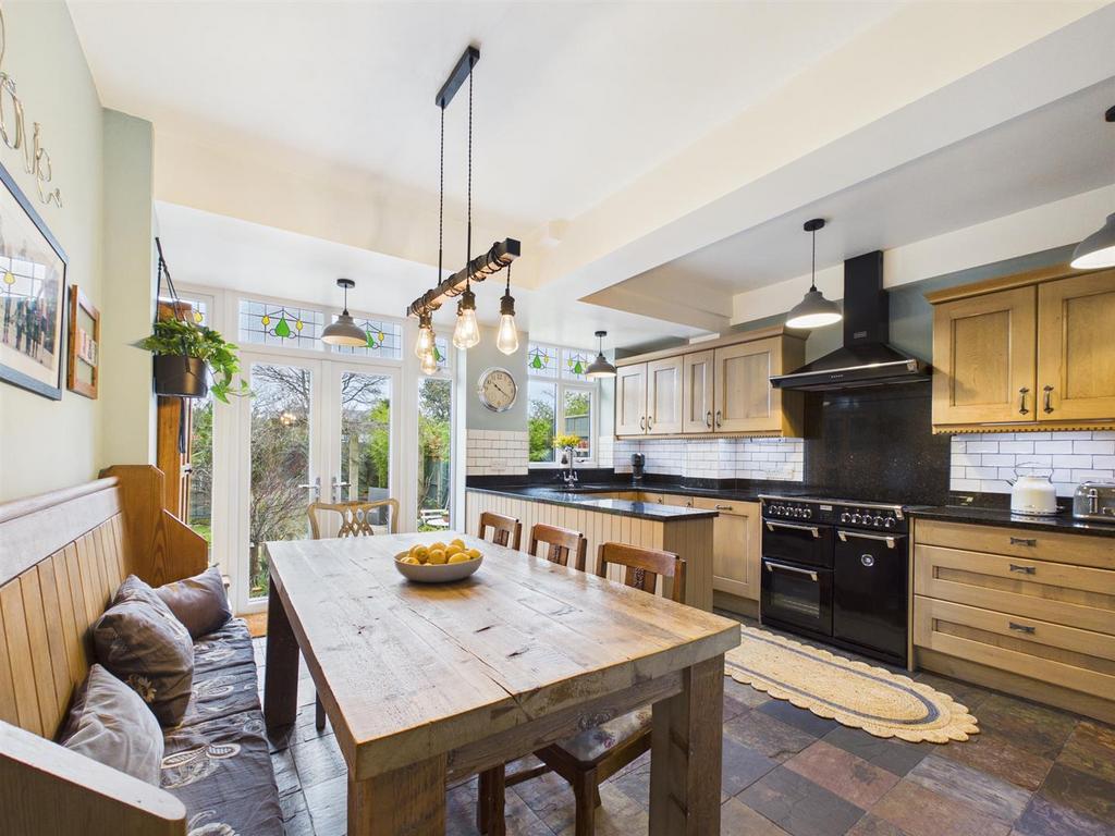 Kitchen 1.jpg