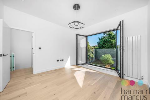 undefined, Courthouse Road, London