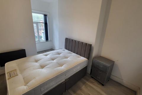 3 bedroom house share to rent, Wilmslow Road, Manchester M14