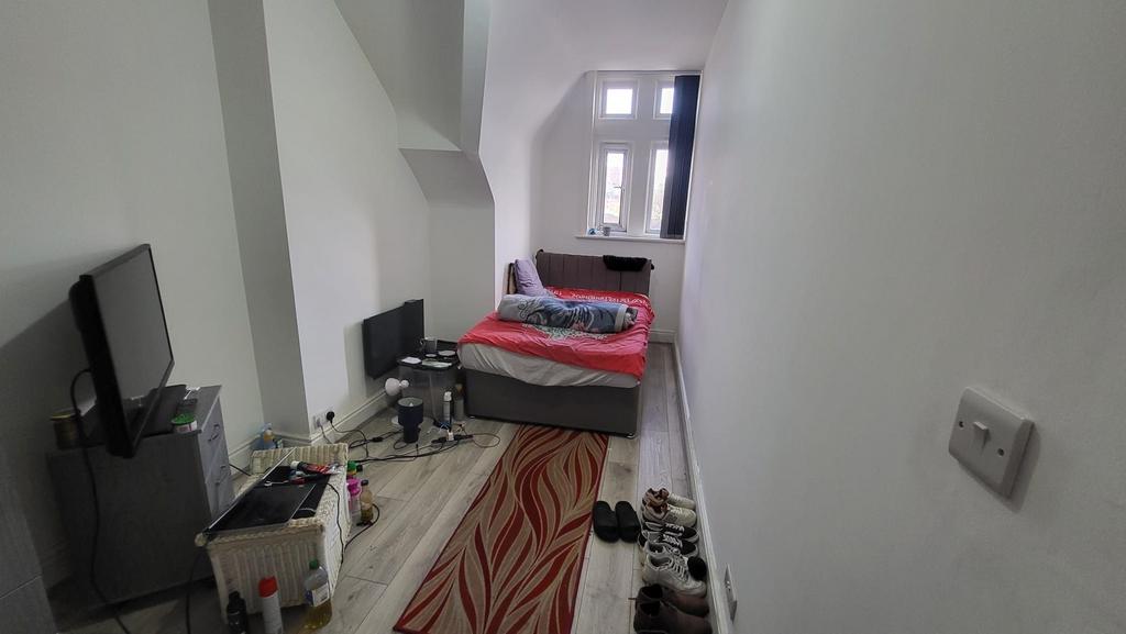 Narrow single bedroom with a compact double-sty...