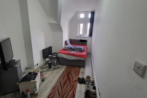 3 bedroom house share to rent, Wilmslow Road, Manchester M14