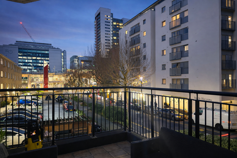 3 bedroom flat to rent, Newport Avenue, London E14