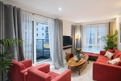 3 bedroom flat to rent, Newport Avenue, London E14