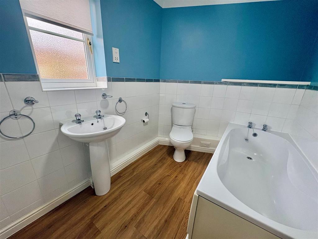 22 bathroom.jpg