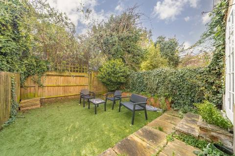 2 bedroom flat to rent, Eckstein Road, London SW11