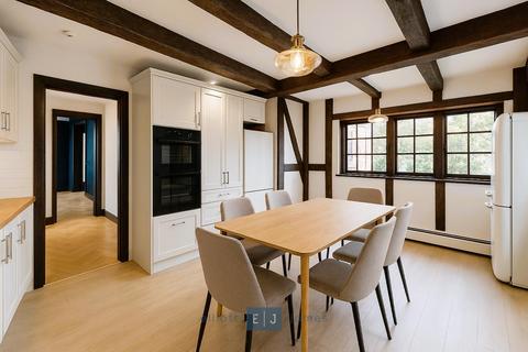 4 bedroom detached house to rent, Woodland Way, Woodford Green IG8