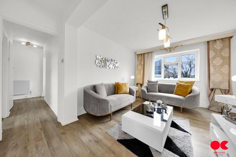1 bedroom flat for sale, Bell Avenue, Romford RM3