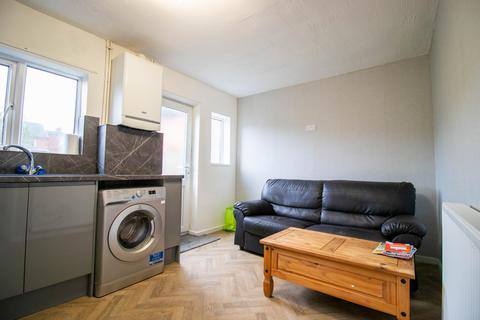 3 bedroom terraced house to rent, Alexandra Crescent, Beeston, NG9