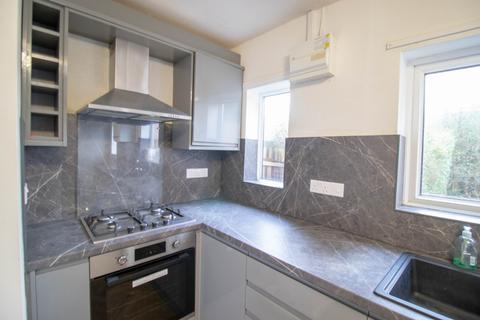 3 bedroom terraced house to rent, Alexandra Crescent, Beeston, NG9