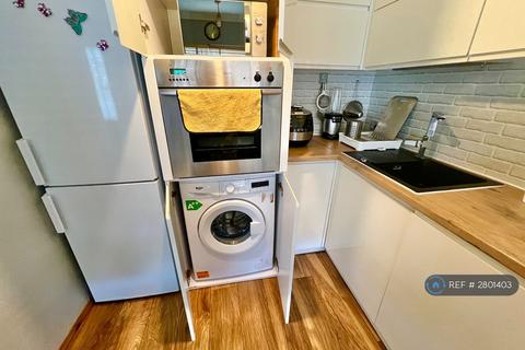 1 bedroom flat to rent, Latchmere Lane, Kingston Upon Thames, KT2