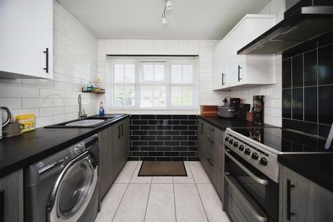 undefined, Campania Grove, Luton