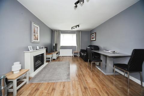 undefined, Campania Grove, Luton