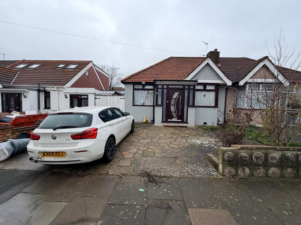 4 bed bungalow to rent Chepstow Crescent, Ilford