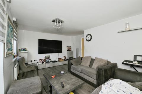 3 bedroom terraced house for sale, Bayleaf Avenue, Hampton Vale, Peterborough