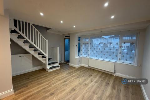 3 bedroom end of terrace house to rent, Winnington Road, Enfield, EN3