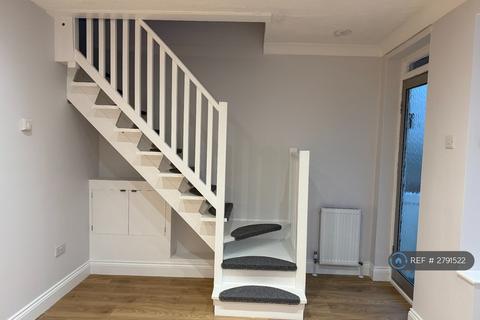 3 bedroom end of terrace house to rent, Winnington Road, Enfield, EN3
