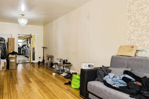 4 bedroom terraced house for sale, Henry Street, Peterborough